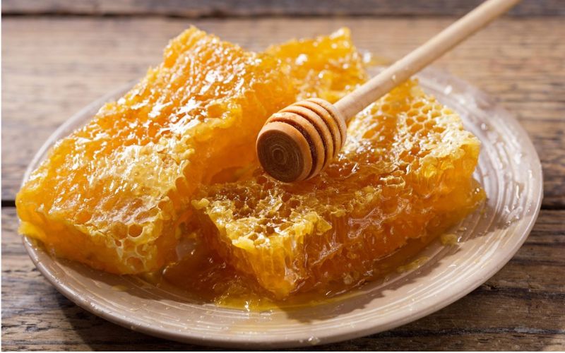 Sáp ong kết hợp dầu ăn giúp làm mờ vết ố, tăng độ bóng