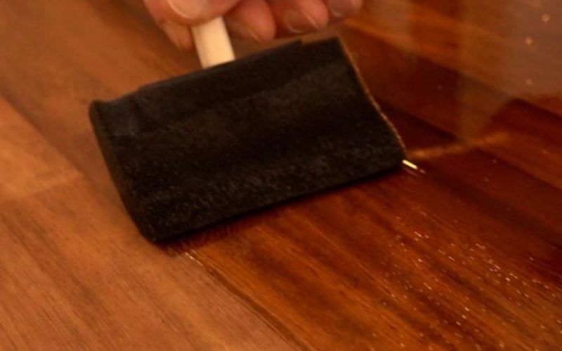 Dầu Parafin và bia giúp làm sạch, tạo độ bóng tự nhiên cho gỗ