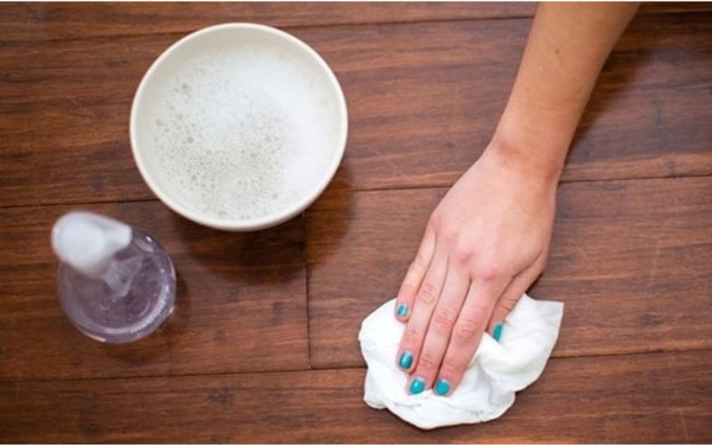 Dung dịch xà phòng loãng giúp làm sạch vết bẩn thông thường