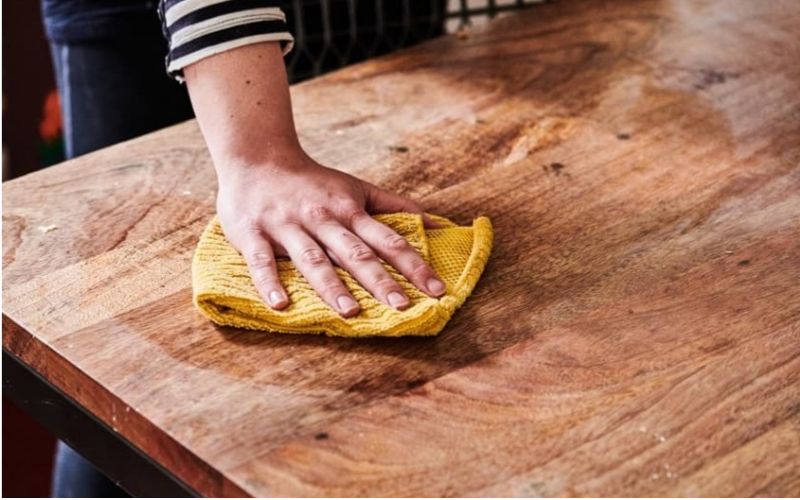 Vải mềm và sáp nến giúp cải thiện vết cháy nhẹ trên gỗ