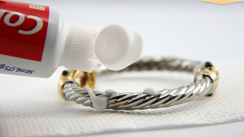 Cách làm sáng bạc bằng kem đánh răng