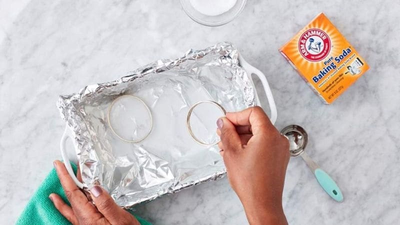 Cách làm sáng bạc bằng baking soda