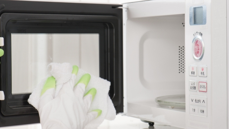 Làm sạch cửa kính và bảng điều khiển