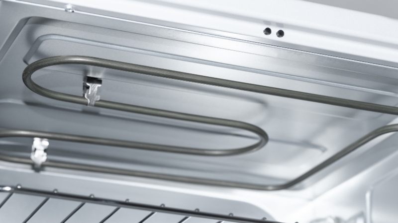 Bạn hãy dùng khăn mềm thấm nước rửa chén loãng lau dọc thanh nhiệt khi lò đã nguội