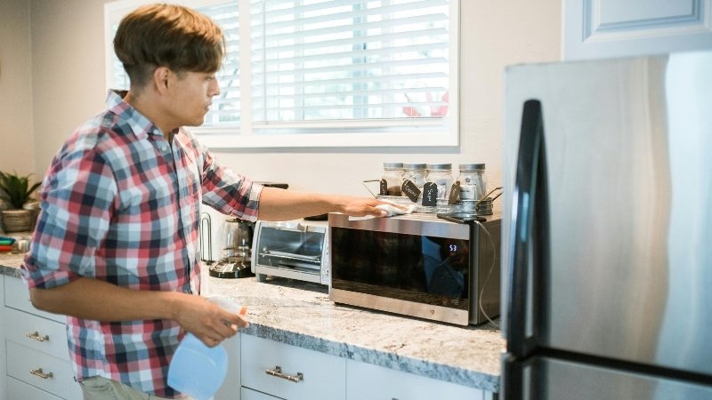 Vệ sinh lỗ thông hơi và vỏ ngoài