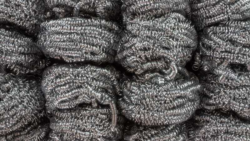 Tuyệt đối không dùng búi sắt vì chúng gây trầy xước và làm hỏng lớp sơn tĩnh điện của lò