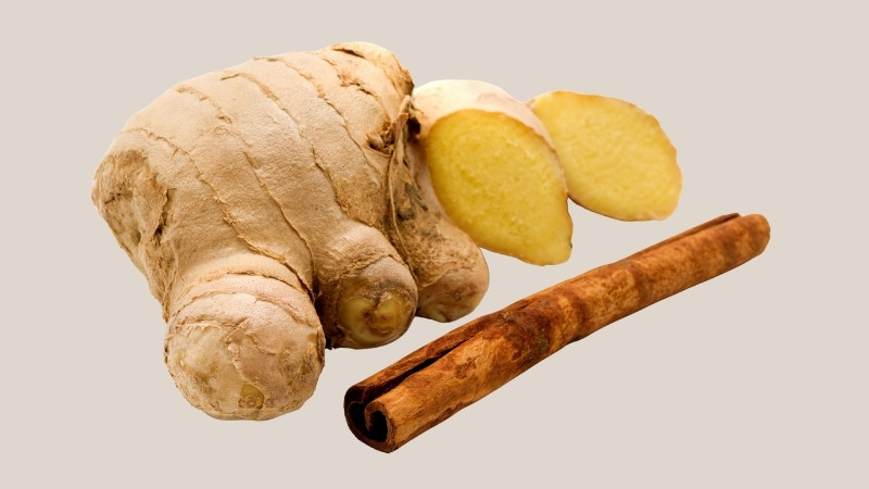 Lau sạch bằng dung dịch giấm rồi quay lò với gừng hoặc quế để diệt tận gốc nấm mốc