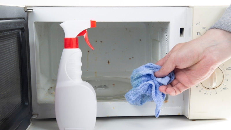 Lò vi sóng có mùi do chưa làm sạch kỹ các góc khuất, gioăng cao su hoặc chưa mở cửa