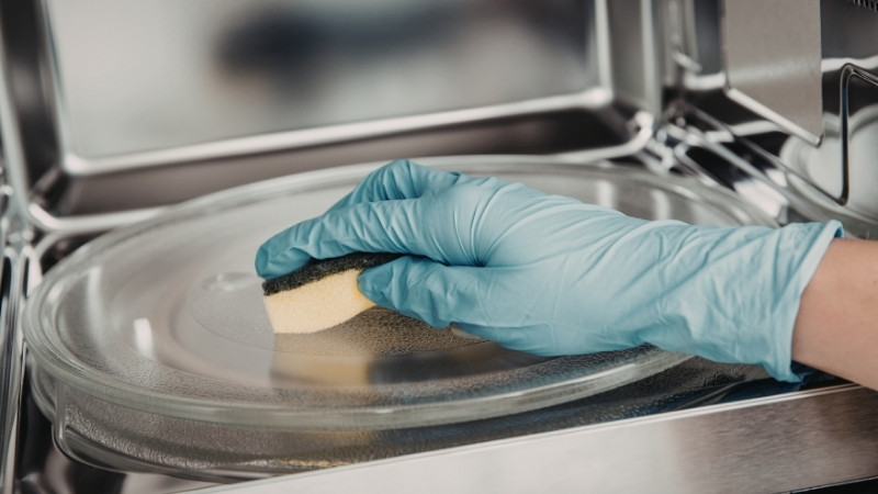 Lau lò vi sóng bằng nước rửa chén mới