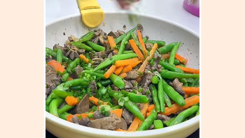 Thành phẩm món đậu que xào lòng gà Thành phẩm món đậu que xào lòng gà