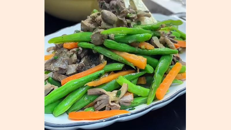 Thưởng thức đậu que xào lòng gà Thưởng thức đậu que xào lòng gà