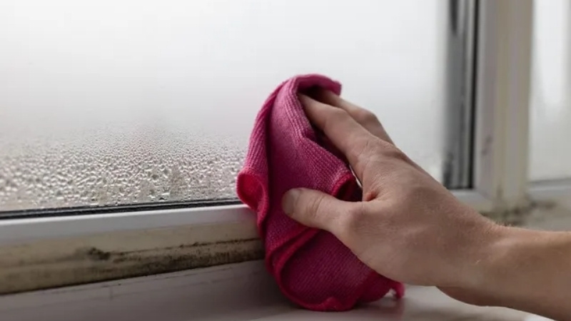 Bạn không nên đổ quá nhiều nước lên khe cửa