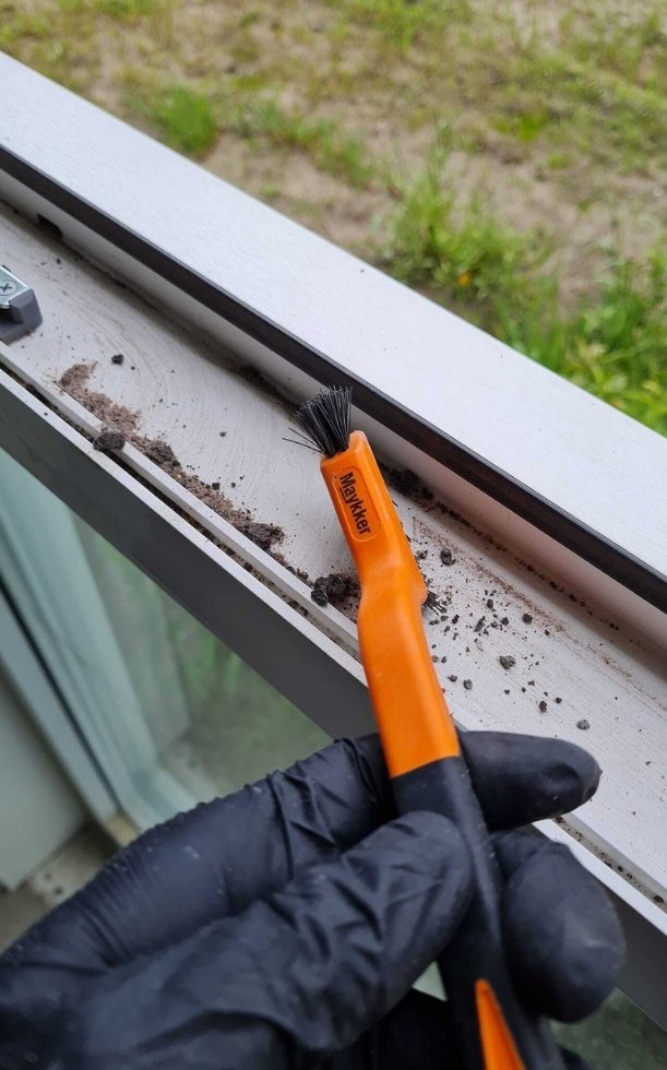  5 Cách làm sạch khe cửa sổ sạch bong kin kít chỉ 5 phút