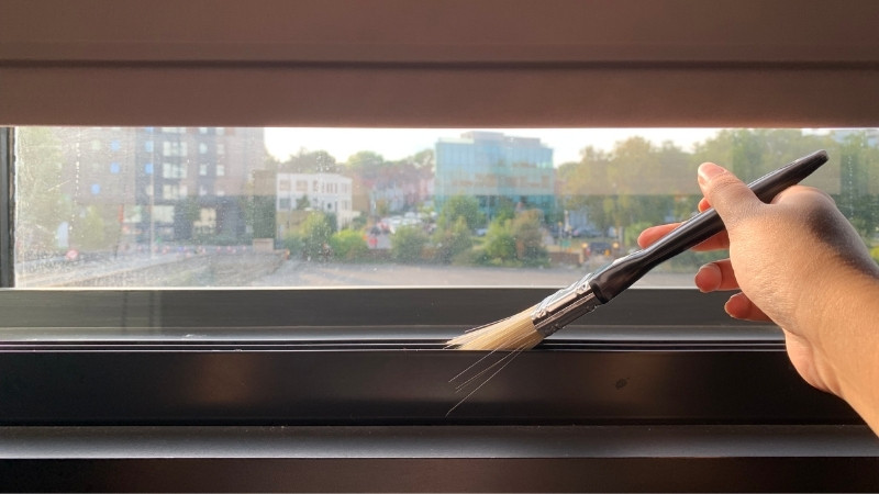 Sử dụng máy hút bụi và cọ sơn