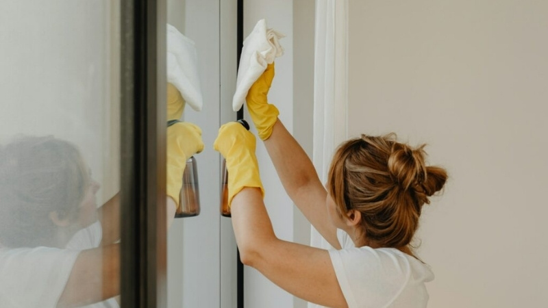Quy trình làm sạch khe cửa sổ
