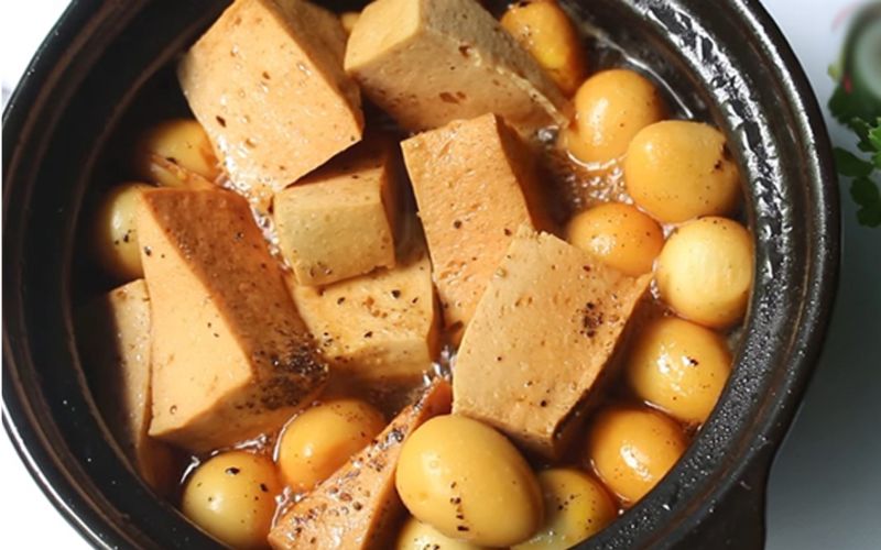 Giò kho trứng cút bùi béo, ăn không ngán