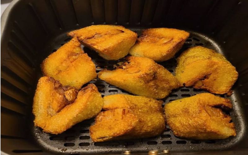 Chiên đúng cách giúp bánh chưng giòn ngoài, mềm trong
