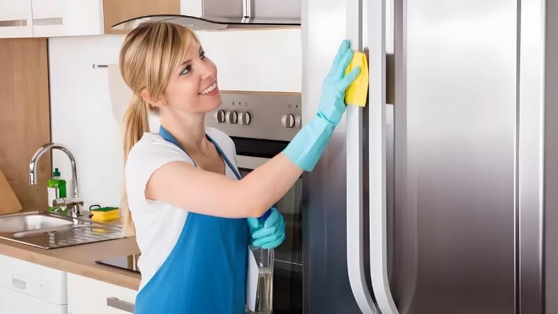 Làm sạch bề mặt ngoài và khay thoát nước