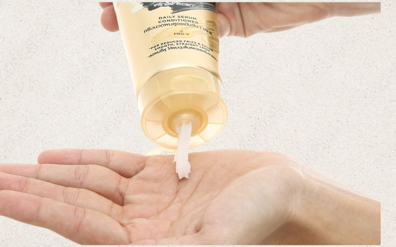 Thoa kem xả Pantene đúng cách giúp dưỡng tóc hiệu quả mà không gây bết