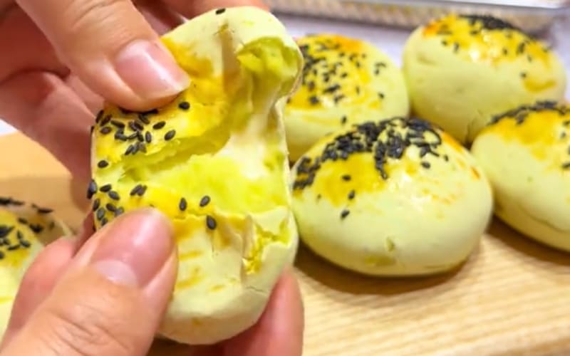 Bánh chín vàng, mềm thơm, nhân phô mai tan chảy. Bánh chín vàng, mềm thơm, nhân phô mai tan chảy.