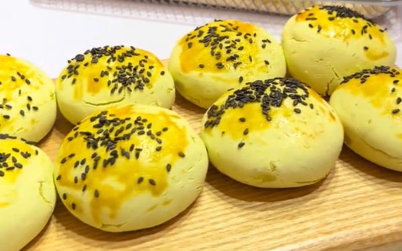 Thưởng thức bánh khi ấm để cảm nhận vị ngon. Thưởng thức bánh khi ấm để cảm nhận vị ngon.