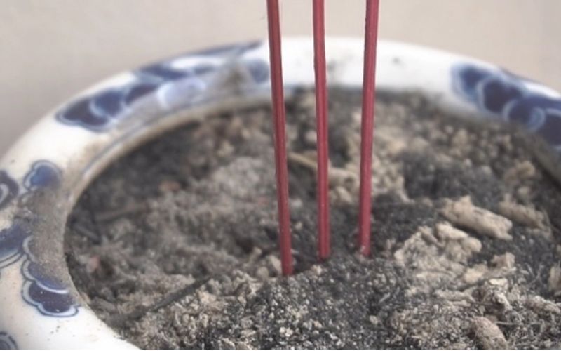 Xử lý chân nhang đúng cách thể hiện sự tôn kính, giữ trọn ý nghĩa tâm linh