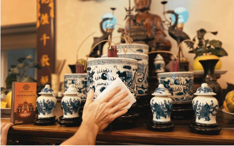 Giữ không gian thờ cúng sạch sẽ, thanh tịnh trước khi làm lễ