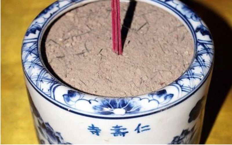 Bát hương và tro sạch giúp giữ trọn sự linh thiêng, an lành
