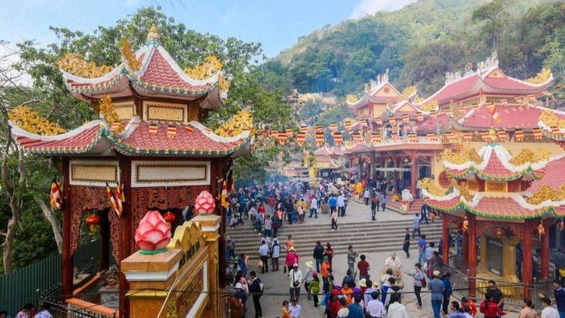 Gia chủ nên đi lễ chùa cầu an hoặc thăm hỏi người thân để đón nhận năng lượng tích cực