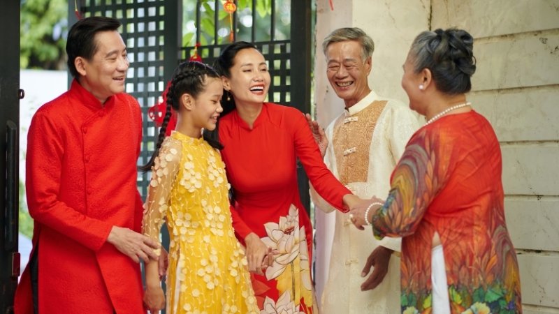 Xuất hành là lần đầu rời nhà đi làm hoặc chúc Tết đầu năm để cầu may mắn và bình an