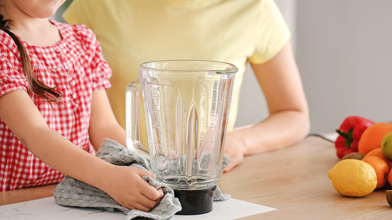 Dùng nước cốt chanh (Khử mùi và tẩy ố)