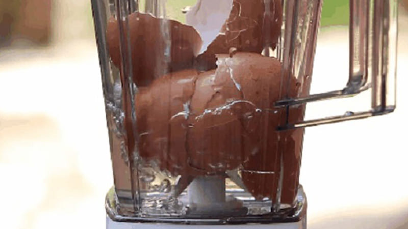 Dùng vỏ trứng sống (Làm sạch lưỡi dao)