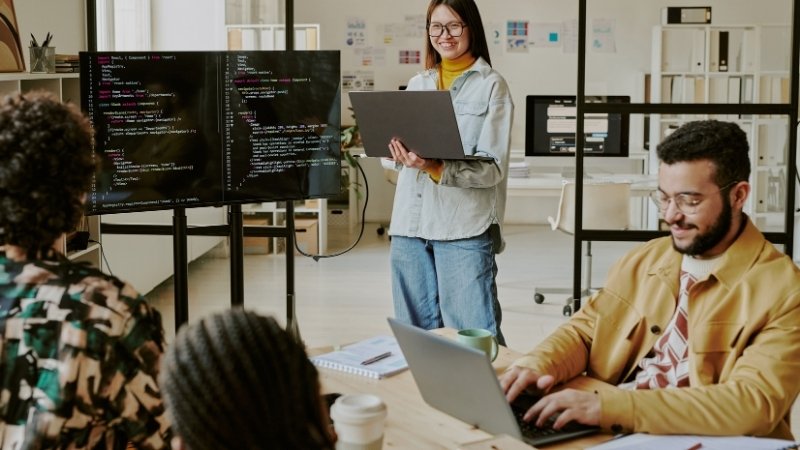 Để hạn chế bug, bạn nên viết Clean Code, thực hiện Unit Test và rà soát kỹ mã nguồn