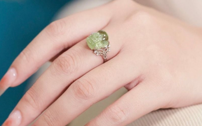 Nhẫn đính đá phong thủy theo mệnh