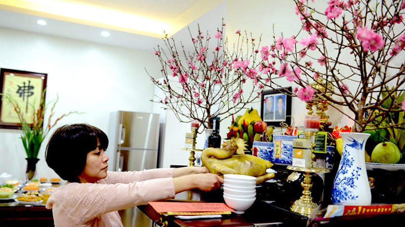 Dọn dẹp bàn thờ Dọn dẹp bàn thờ