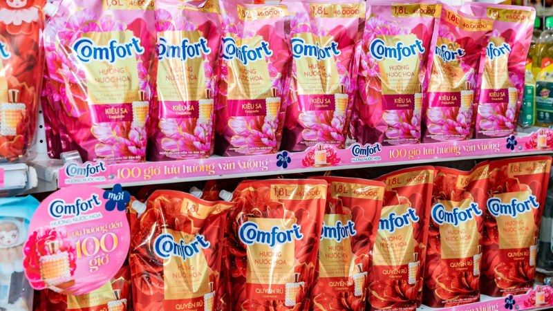 Không đổ trực tiếp nước xả vải lên quần áo