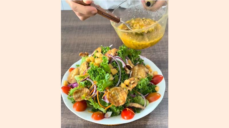 Thành phẩm món salad chay sốt chanh leo Thành phẩm món salad chay sốt chanh leo