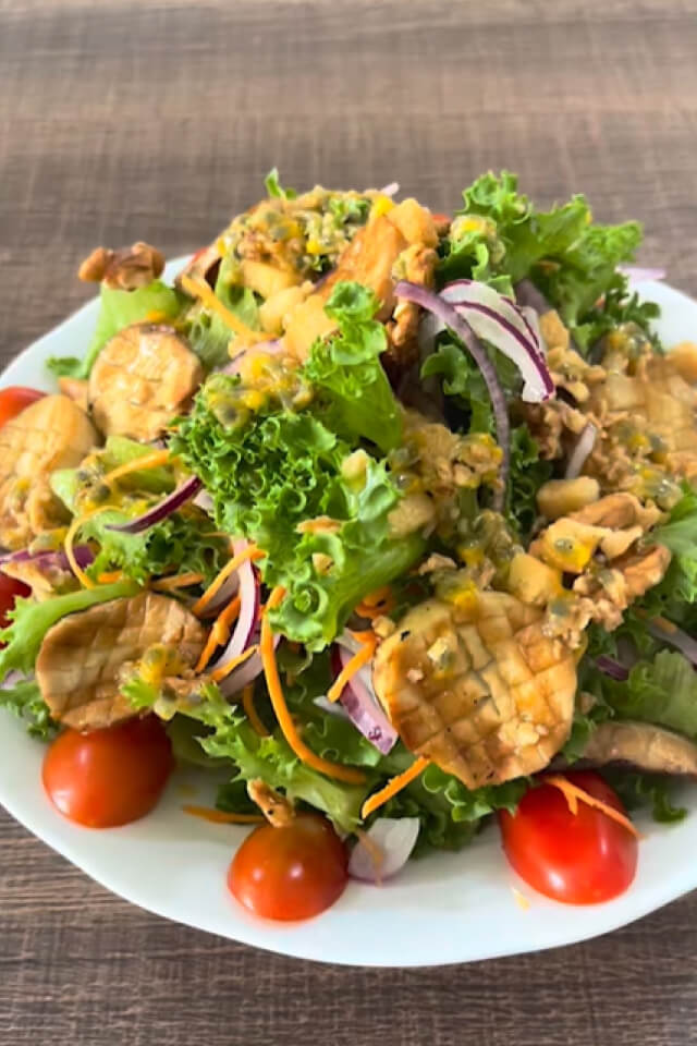 Cách làm salad chay sốt chanh leo chua ngọt, "cứu cánh" vị giác khi ngán dầu mỡ