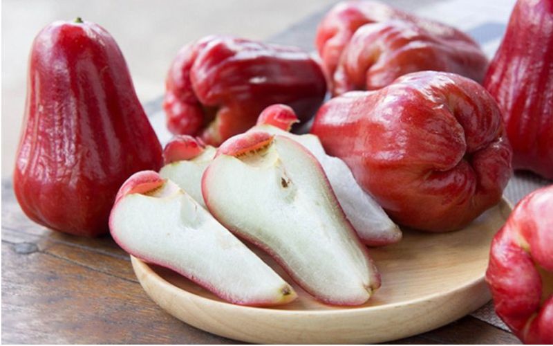 Quả roi đỏ thể hiện ước nguyện về cuộc sống ấm no, hạnh phúc và đủ đầy