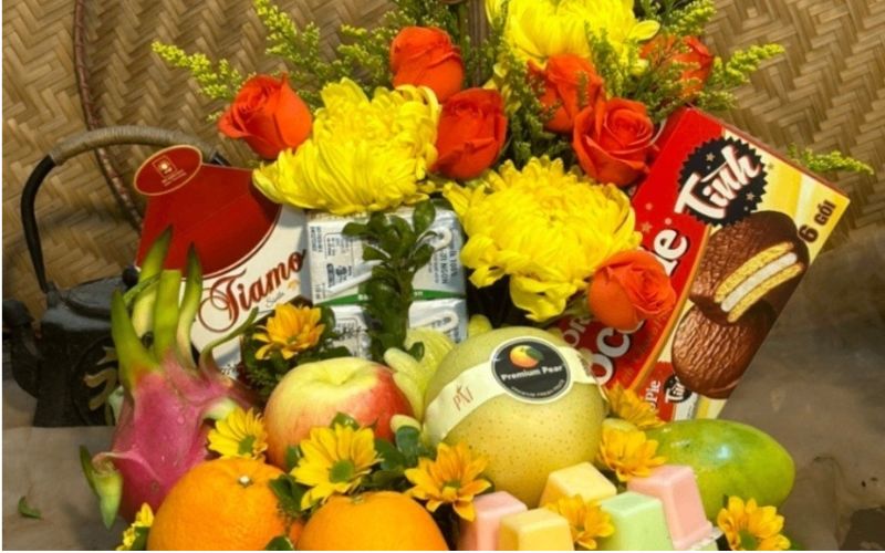 Hoa tươi và bánh kẹo giúp mâm cúng thêm đầy đủ nhưng vẫn cần giữ bố cục hài hòa, trang nghiêm