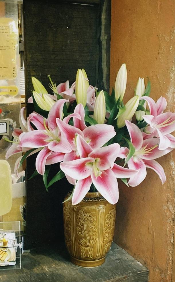 Có nên cúng hoa ly ngày Rằm không? Những điều cần biết