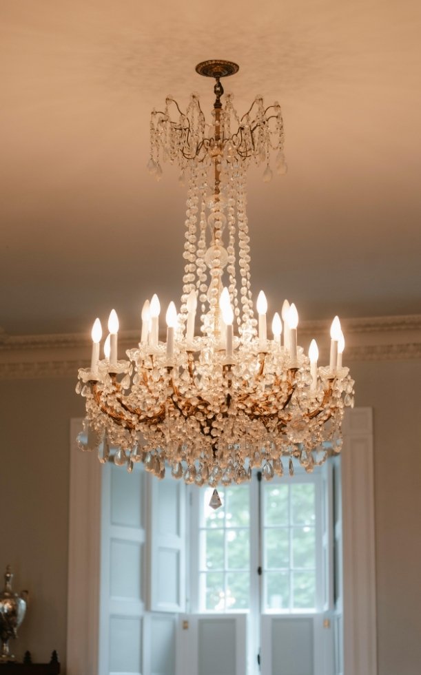 5 cách vệ sinh đèn chùm pha lê sáng bóng như mới tại nhà