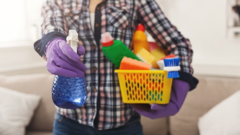 Sử dụng bình xịt làm sạch chuyên dụng