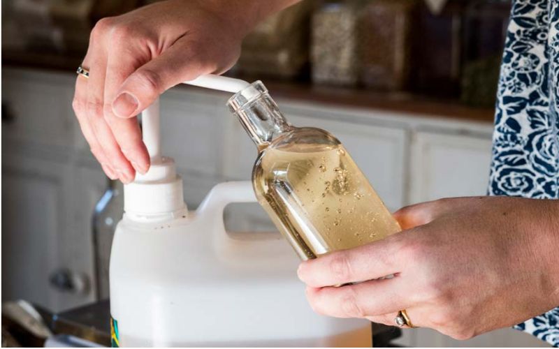 Làm sạch bụi bẩn, khử mùi nhẹ, giữ màu hoa bền lâu