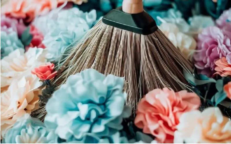 Vệ sinh định kỳ giúp hoa giả luôn sạch đẹp, an toàn cho không gian sống