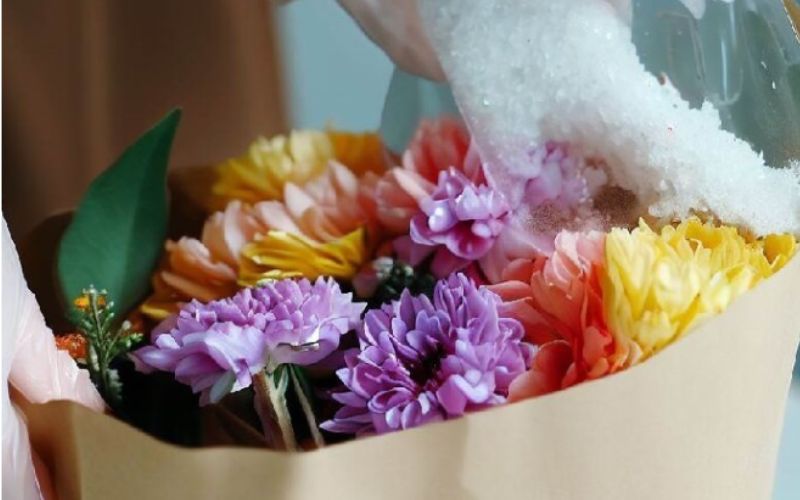 Ma sát nhẹ giúp kéo bụi ra khỏi sợi vải mà không làm hỏng cánh hoa