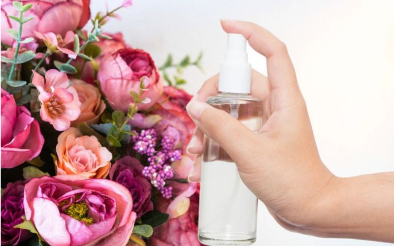 Vệ sinh định kỳ giúp hoa giả luôn sạch, bền màu và đẹp lâu