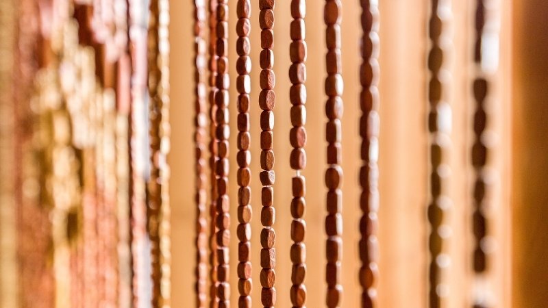 Hút bụi định kỳ, dùng dầu bóng gỗ và tránh để rèm tiếp xúc trực tiếp với nước