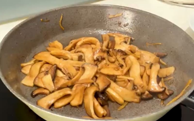 Món nấm kho gừng hoàn chỉnh, màu sắc hấp dẫn.