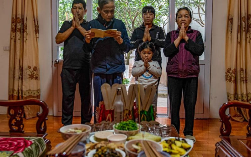 Có nên đọc văn khấn từ điện thoại không?